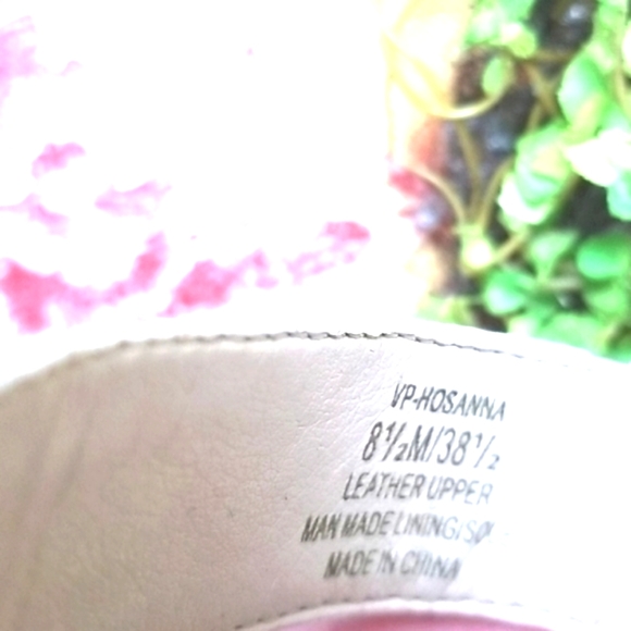 VINCE Camuto Buckles  Cream Laser Leather  Strappy Zips Up Ankle Sandals 8.5 EUC - Picture 10 of 11